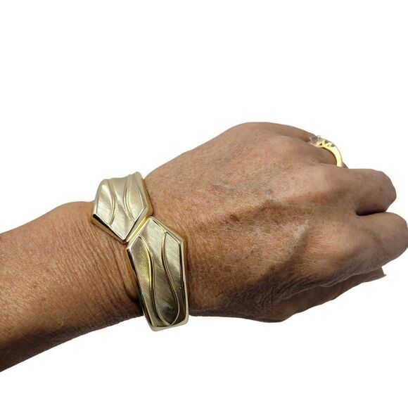 Vintage Golden Cuff Signed Sarah Coventry Bangle Bracelet Art Deco Hinged - Picture 1 of 10